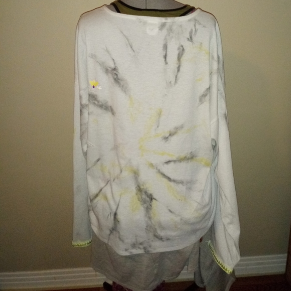 Plus Size Tie Dye Thermal, Plus Size Applique Bee Tie Dye Thermal Tie Blouse - Picture 5 of 16